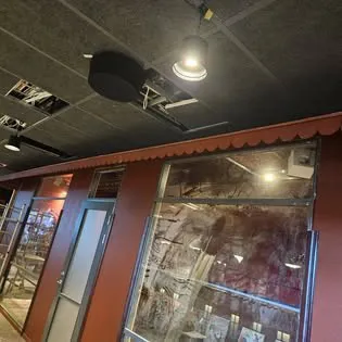 Lokal med glaspartier, röda väggar och takbelysning